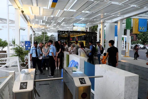 Passenger at ticket gate — Stock Photo, Image