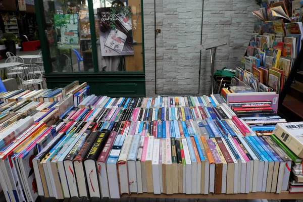 Красочные книги на открытом воздухе книжный магазин — стоковое фото