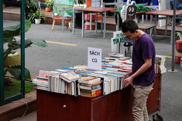 Czytelnik czytania książki w księgarni — Zdjęcie stockowe