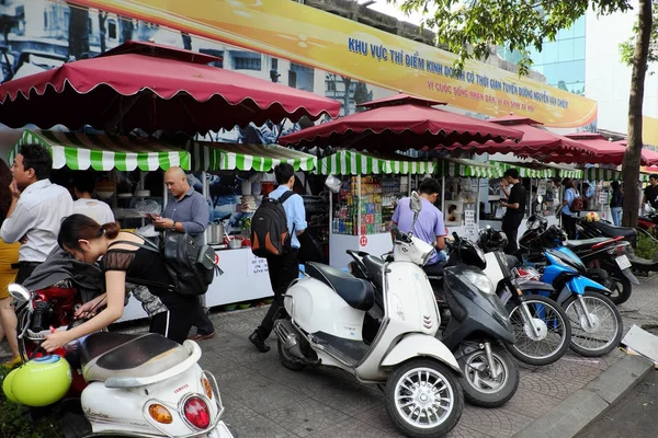 Nourriture de rue vietnamienne sur chariot alimentaire — Photo