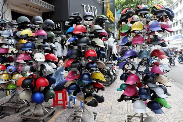 Cascos tienda al aire libre en el pavimento — Foto de Stock