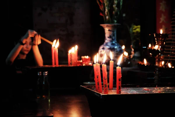 People pray indoor of ancient temple — Stock Photo, Image