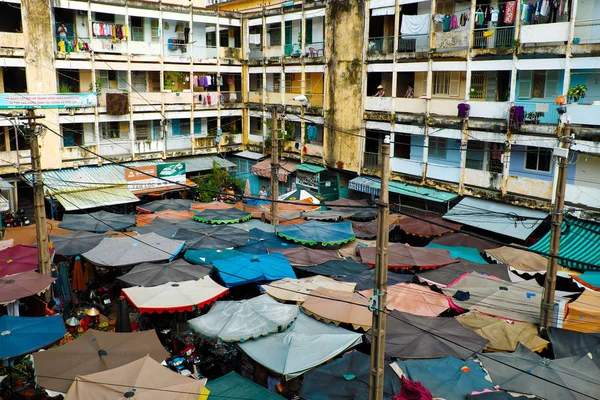 Openlucht markt onder oud gebouw — Stockfoto