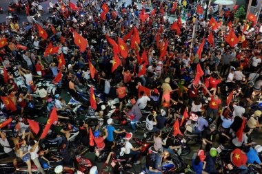 Yolun aşağısında Vietnamca futbol destekçisi