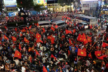 Yolun aşağısında Vietnamca futbol destekçisi