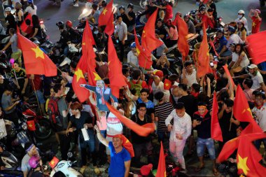 Yolun aşağısında Vietnamca futbol destekçisi