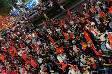 Yolun aşağısında Vietnamca futbol destekçisi