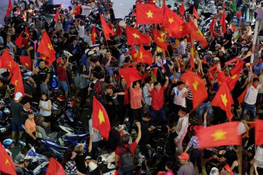 Yolun aşağısında Vietnamca futbol destekçisi