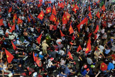 Yolun aşağısında Vietnamca futbol destekçisi