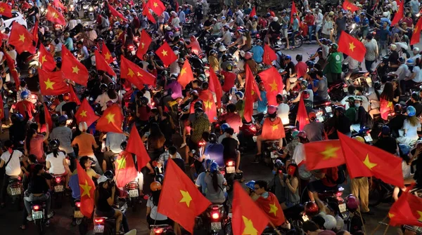 Los fanáticos del fútbol vietnamita celebran ganar fútbol —  Fotos de Stock