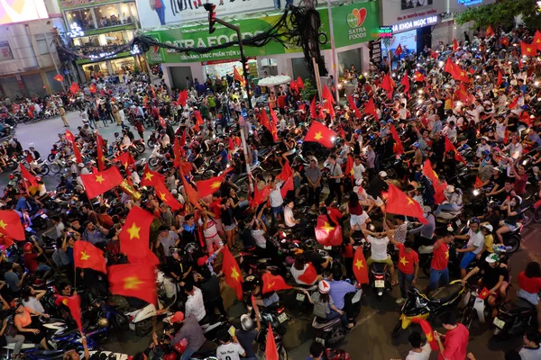Torcedor de futebol vietnamita na estrada — Fotografia de Stock
