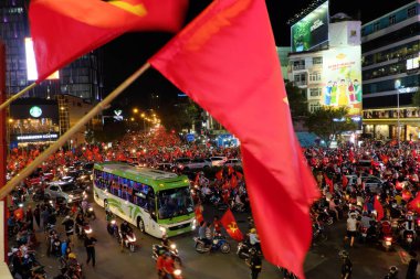 Yolun aşağısında Vietnamca futbol destekçisi