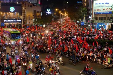 Yolun aşağısında Vietnamca futbol destekçisi