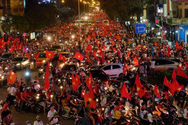 Yolun aşağısında Vietnamca futbol destekçisi