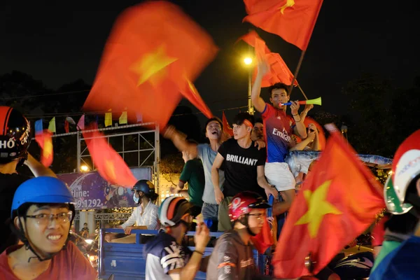 フットボールのファンを祝うため、ベトナムの夜の嵐 — ストック写真