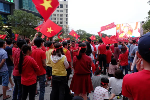 Spannende sfeer van Vietnamese voetbalfans — Stockfoto