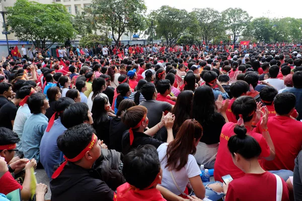 Grande multidão de torcedores de futebol vietnamitas — Fotografia de Stock