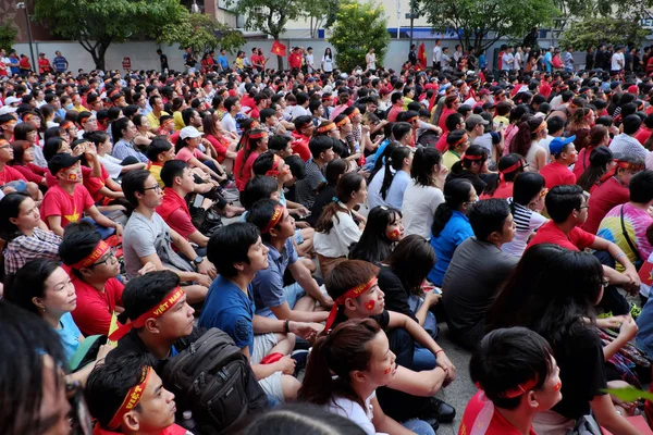 ベトナム サッカーのサポーターの大群衆 — ストック写真