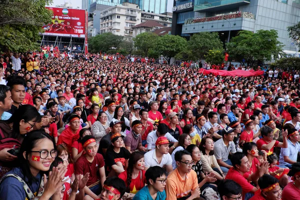 Grande folla di tifosi di calcio vietnamiti — Foto Stock