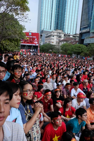 Apoiantes do futebol vietnamita assistem a partida final da AFC U23 — Fotografia de Stock