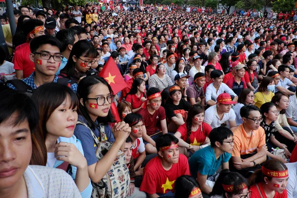 Apoiantes do futebol vietnamita assistem a partida final da AFC U23 — Fotografia de Stock