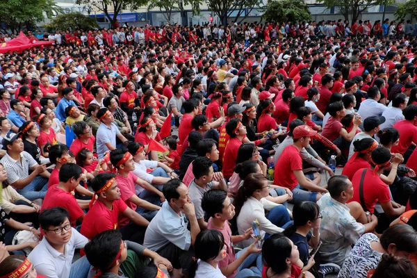 Grande folla di tifosi di calcio vietnamiti — Foto Stock