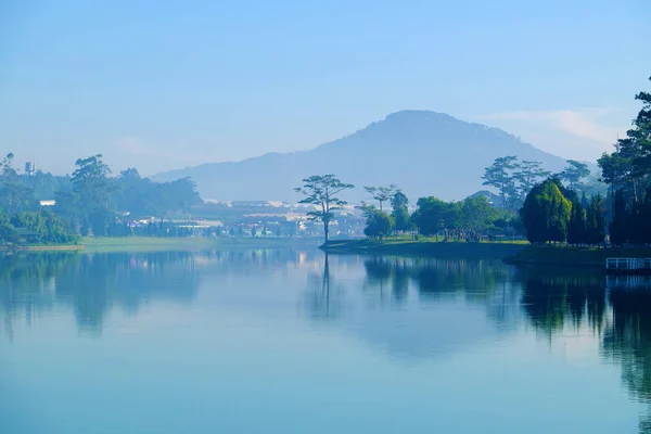 Da Lat manhã com lago no nevoeiro — Fotografia de Stock