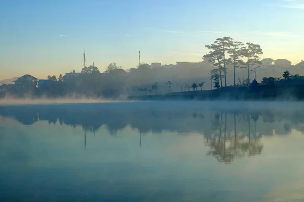 Da Lat ráno s jezerem v mlze — Stock fotografie