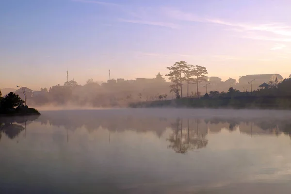 Da Lat ráno s jezerem v mlze — Stock fotografie