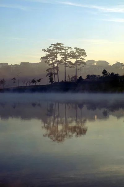 Da Lat morgen med innsjøen i tåke – stockfoto
