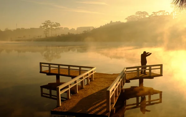 Da Lat amanecer, silueta del hombre hacer ejercicio — Foto de Stock