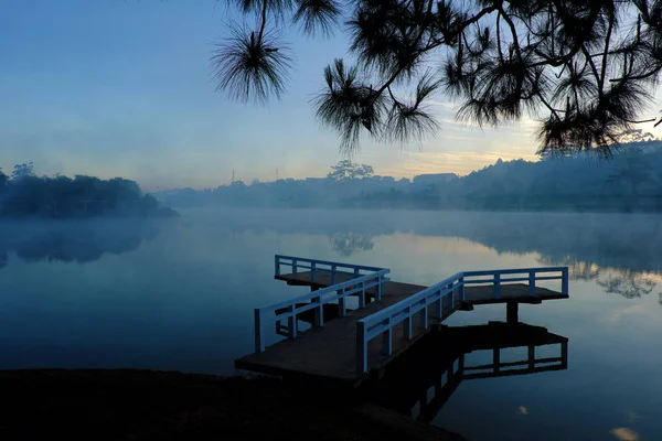 Da Lat travel, bridge reflect on lake — Stock Photo, Image