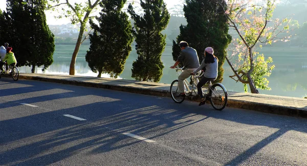Utazó lovagolni kerékpár-Da Lat City — Stock Fotó