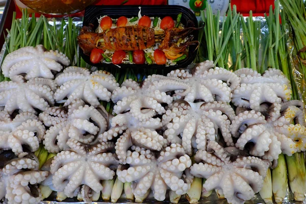 Pulpo a la parrilla hierba de limón, comida callejera vietnamita — Foto de Stock