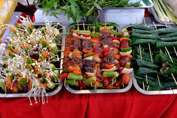 Comida asada, carne de res con brochetas de verduras — Foto de Stock