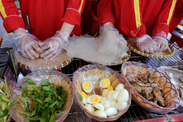 Comida de rua vietnamita, rolos de papel de arroz — Fotografia de Stock