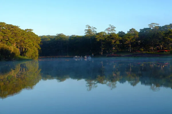 Paisagem tranquila e pacífica do lago Than Tho, Da Lat — Fotografia de Stock