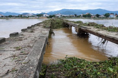 bozuk köprü üzerinden akan nehir 