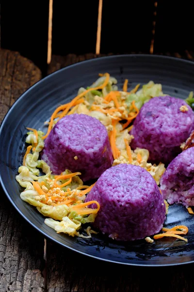 Černý talíř fialové rýžové mísy se zeleninou, lahodný vegan — Stock fotografie