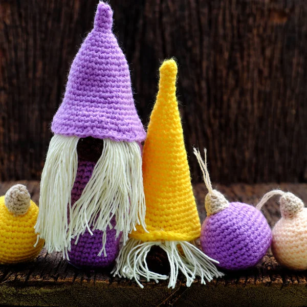 Концепция празднования зимнего сезона два фиолетовых и желтый Крис — стоковое фото