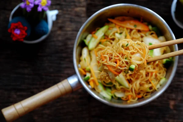 Human hand mix  instant noodles with vegetables for quick vegan — Stockfoto