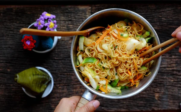 Human hand mix  instant noodles with vegetables for quick vegan — Stockfoto