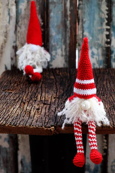 Två röda jul tomte prydnad koppla av tillsammans, söta handgjorda s — Stockfoto