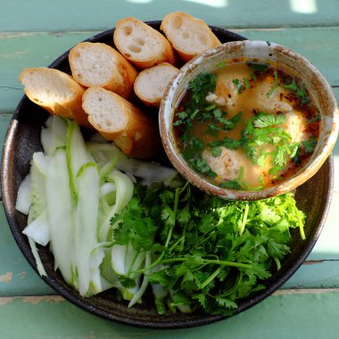 Vejetaryen köfteli çorba, ekmek ve vejetaryen yemeği.