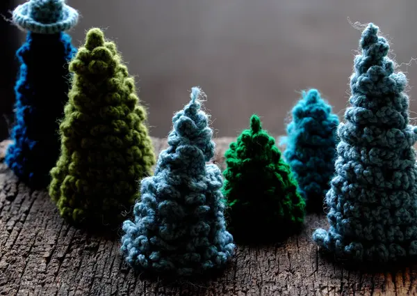 冬季手工装饰品,钩针圣诞树,妈妈 — 图库照片