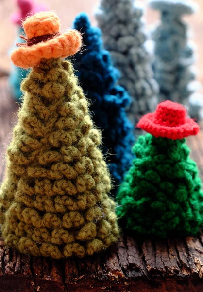冬のための手作りの装飾、かぎ針編みクリスマスツリーウェア共同 — ストック写真