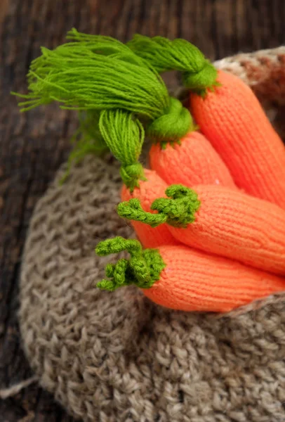 Gestrickte Karotte mit grünem Blatt im Korb, handgemachtes Produkt für h — Stockfoto