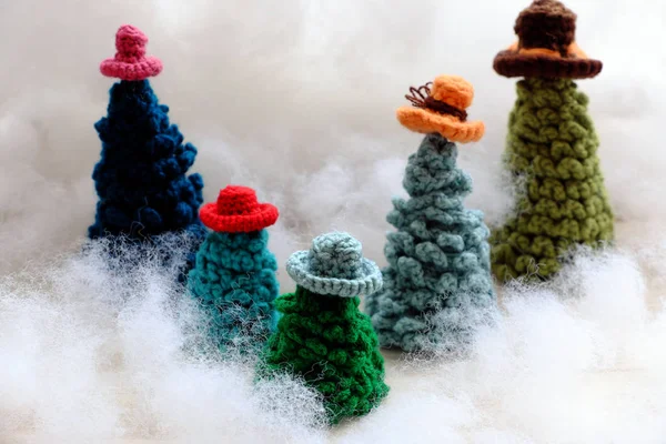 Zielone choinki, ręcznie robione ozdoby na zimowy urlop w wi — Zdjęcie stockowe