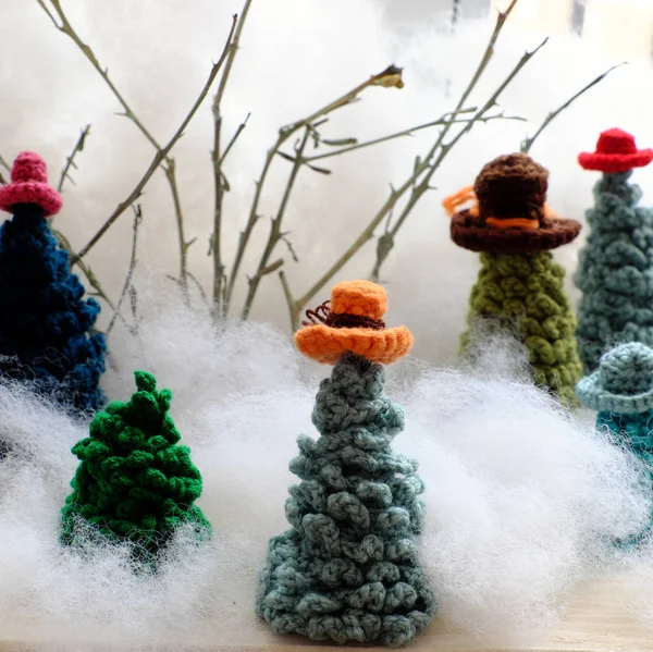 Árbol de Navidad verde, ornamento hecho a mano para las vacaciones de invierno en wi —  Fotos de Stock