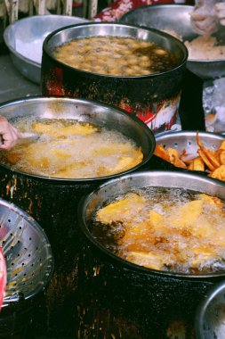 Kömür ocağında kaynamış yağ tavası, çıtır çıtır atıştırmalık kek tozu.